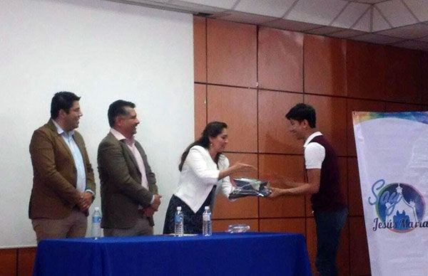 Estudiante antorchista obtiene primer lugar en concurso de Oratoria