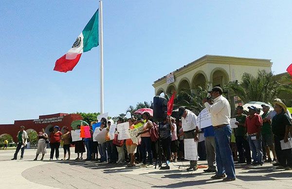 Por abuso policiaco contra vendedores, protestan en explanada del Palacio Municipal