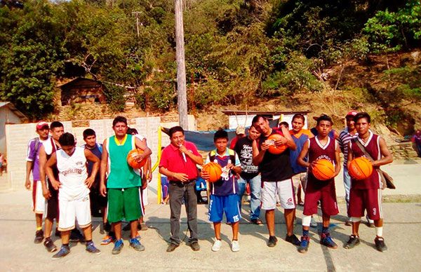 Realizan jóvenes indígenas torneo relámpago de basquetbol