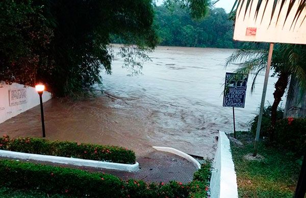 Se desgajan cerros sobre las casas en Teapa y Tacotalpa