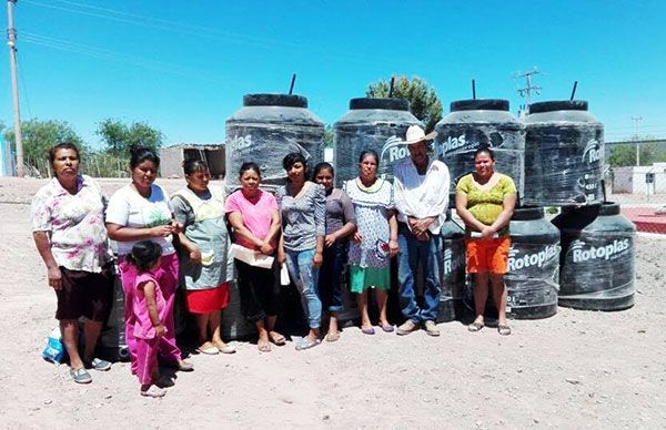 Más familias beneficiadas con tinacos en Parras de la Fuente 