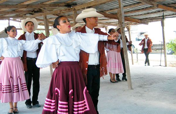 Festejan a Mamá en la preparatoria 