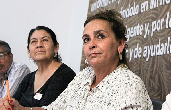 Maestra cubana imparte ponencia a estudiantes de la Ciudad de México