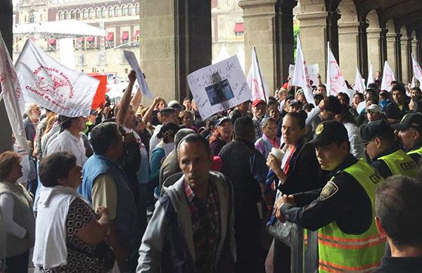 Capitalinos se manifestaron en la sede del Gobierno de la Cd.de México; exigen la restitución de hogares a 300 familias de La Ciénega, Tláhuac