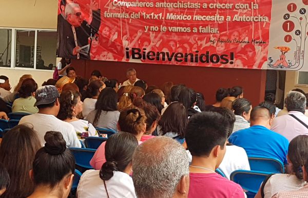 Jesús Valencia imparte conferencia a colonos, estudiantes y profesores de la Cd.de México