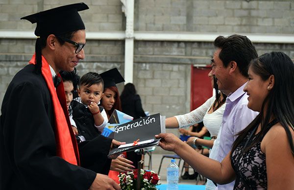 Entrega de cartas a egresados de preparatoria José María Morelos y Pavón