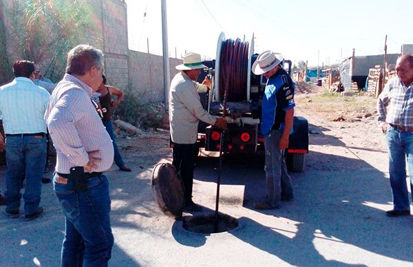 Brigada de limpieza de drenaje en la colonia Valle la Rosita 