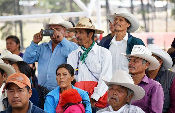  Gracias a Antorcha, la localidad de Charcos ya tiene domo de cancha