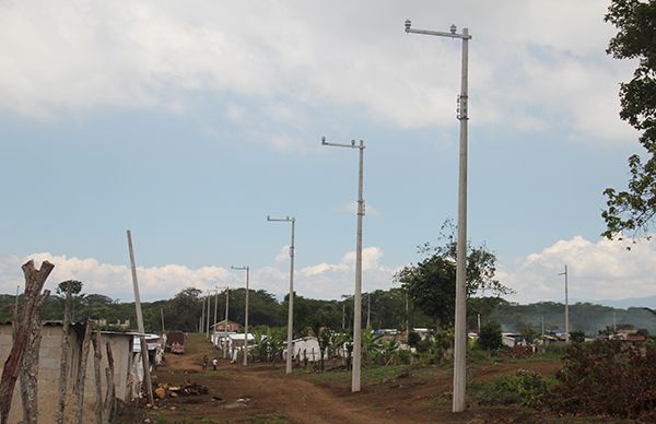 Antorcha lleva electricidad a familias antorchistas de la colonia 2 de Marzo en Coatepec