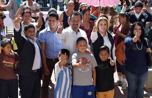 Entrega diputado antorchista becas y despensas a familias de  Guadalupe