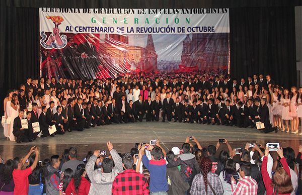 Escuelas fundadas por Antorcha entregan nueva generación de estudiantes