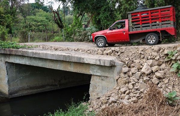 A más de un mes de la foto, aún no reparan el puente de Timbuscatío