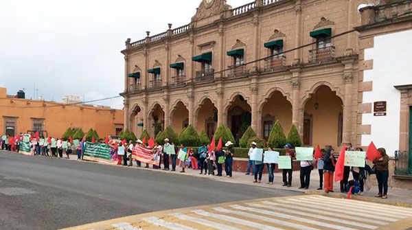   Intensifican cadenas humanas en demanda de solución  