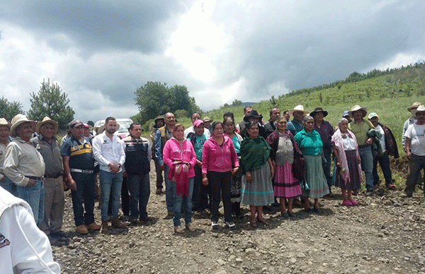 Habitantes de la Meseta Purépecha revisan con las autoridades la construcción de diferentes caminos