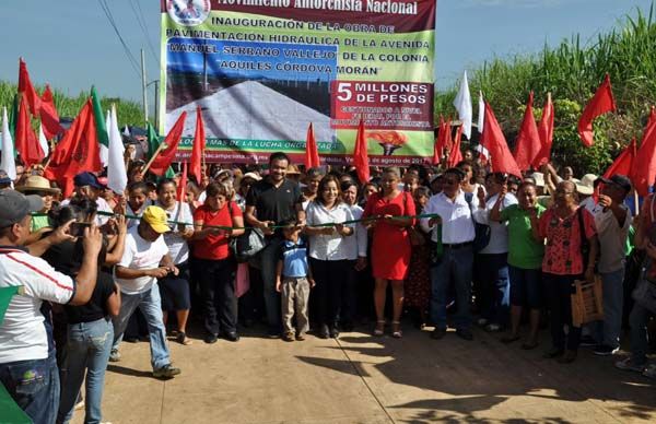 Lleva Antorcha pavimentación de calle a colonia de Córdoba