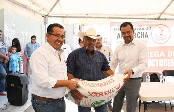 Reciben fertilizantes 500 campesinos por  gestión de Antorcha y Osvaldo  ávila