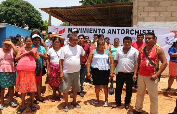 Campesinos de Soteapan se benefician con insumos para el campo