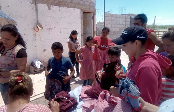  Entregan uniformes escolares en primaria de San Agustín