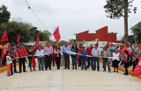 Inaugura ayuntamiento de Huatusco pavimentación de calle en colonia Antorchista