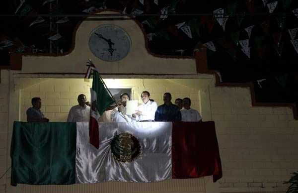 Conmemoran en Soteapan el 207 aniversario de la independencia de México