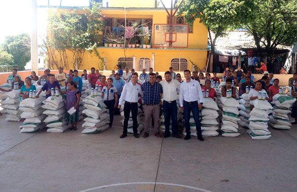 Reciben fertilizante más de 100 campesinos de Quechultenango