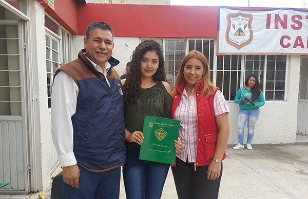    Entrega de certificados en el Instituto Calpulli