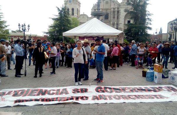 Segundo día de plantón en explanada de Plaza de Armas