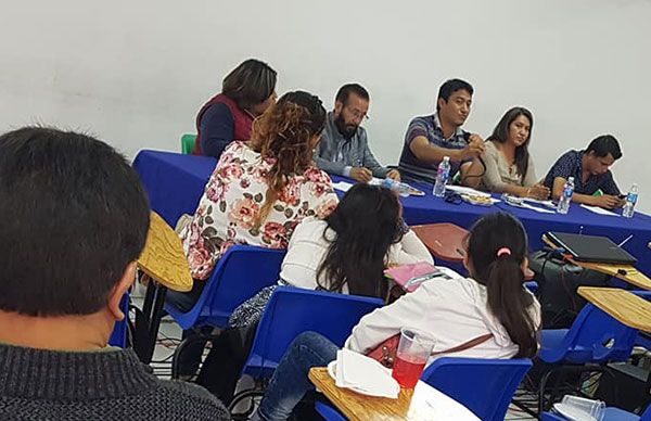  Docentes de la capital reciben conferencia de Marco Aquiáhuatl Rivera
