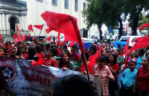  Neoleoneses se manifiestan frente a Palacio de Gobierno