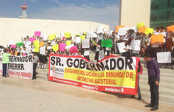 Se manifiestan Antorcha Magisterial y estudiantes en Presidencia de Torreón 