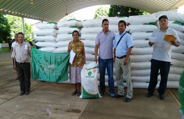 Entrega Antorcha fertilizantes a campesinos de Acayucan