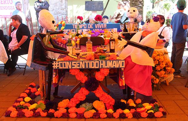   Adultos mayores rinden homenaje a los fieles difuntos