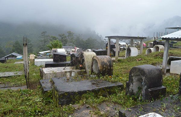 Faena en cementerio: listo para conmemorar el Día de Muertos