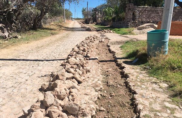 Consiguen obra de drenaje para vecinos de Nopala