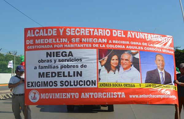 Protestan antorchistas de Medellín ante negativa del alcalde en ejecución de obras