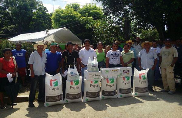 Antorcha entrega apoyos a campesinos de José Azueta