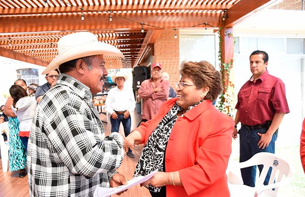 Entrega Hersilia Córdova bonos de vivienda para la Mixteca