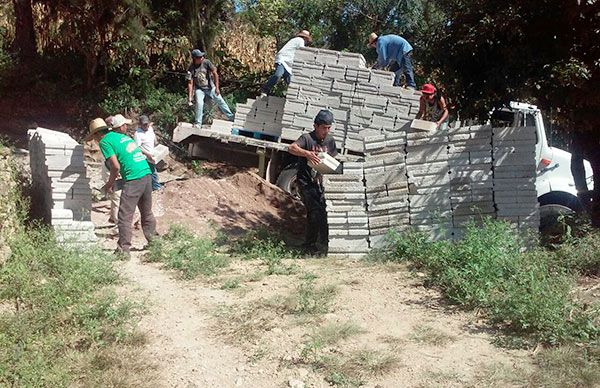  Sigue llegando material para construir recámaras en pueblos de Chilapa