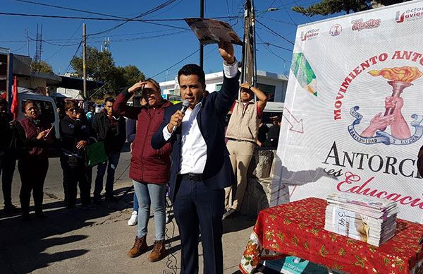 Antorcha se impone a negativa oficial y entrega pares de zapatos gratuitos