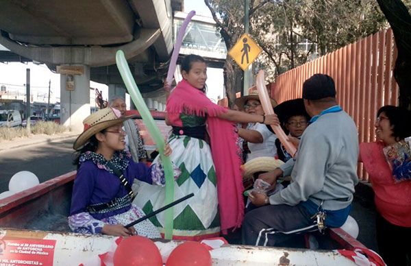 Artistas realizan caravana para anunciar evento político-cultural 