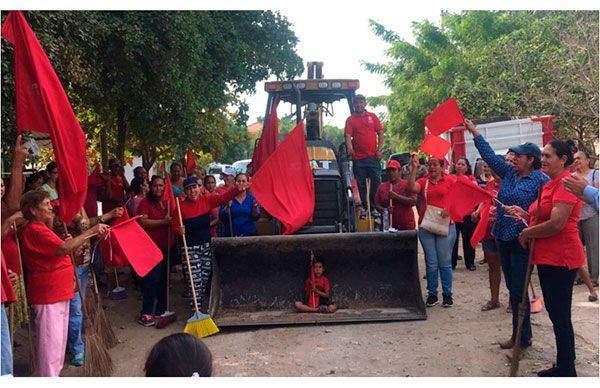 Pavimentación en colonia de Tepalcatepec beneficiará a más de mil familias: Xóchitl Domínguez