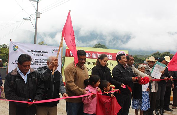 Antorcha inaugura pavimento hidráulico en Cuichapa