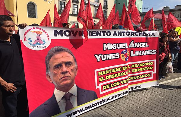 Con cadenas humanas antorchistas veracruzanos denuncian al gobierno de Yunes Linares