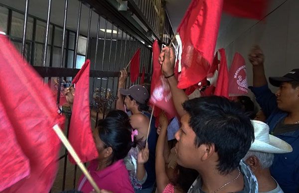  Antorchistas de Berriozábal se manifiestan en Palacio de Gobierno