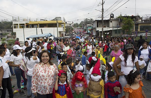 Escuelas fundadas por Antorcha realizan desfile de primavera