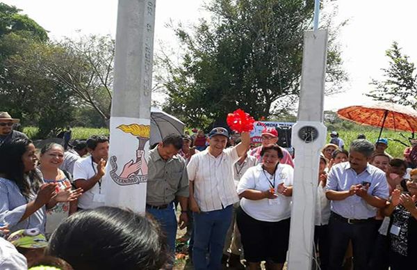 Inauguración de red eléctrica en la colonia Clara Córdova Morán