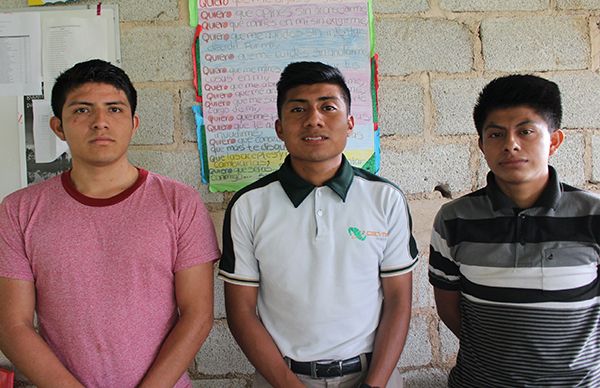 Estudiantes de la sierra de Soteapan exigen culminación de aulas