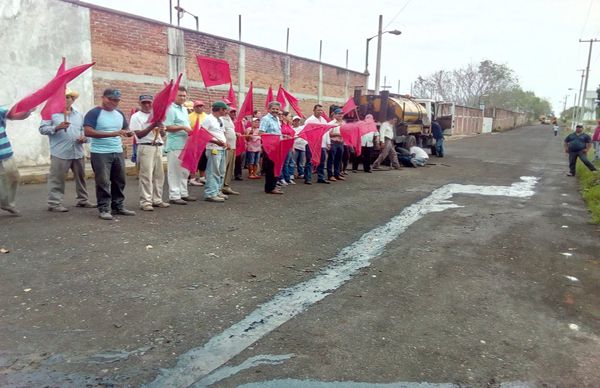 Antorcha da banderazo de inicio de asfaltado en Tierra Blanca