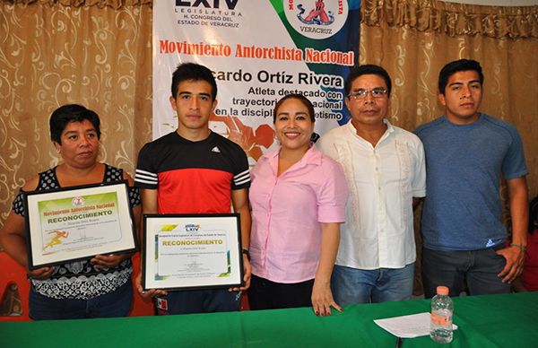 Otorgan reconocimiento a atleta internacional emanado de los clubes de Antorcha