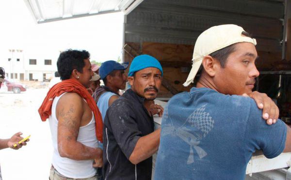 El abandono oficial de los albañiles y su Santa Cruz